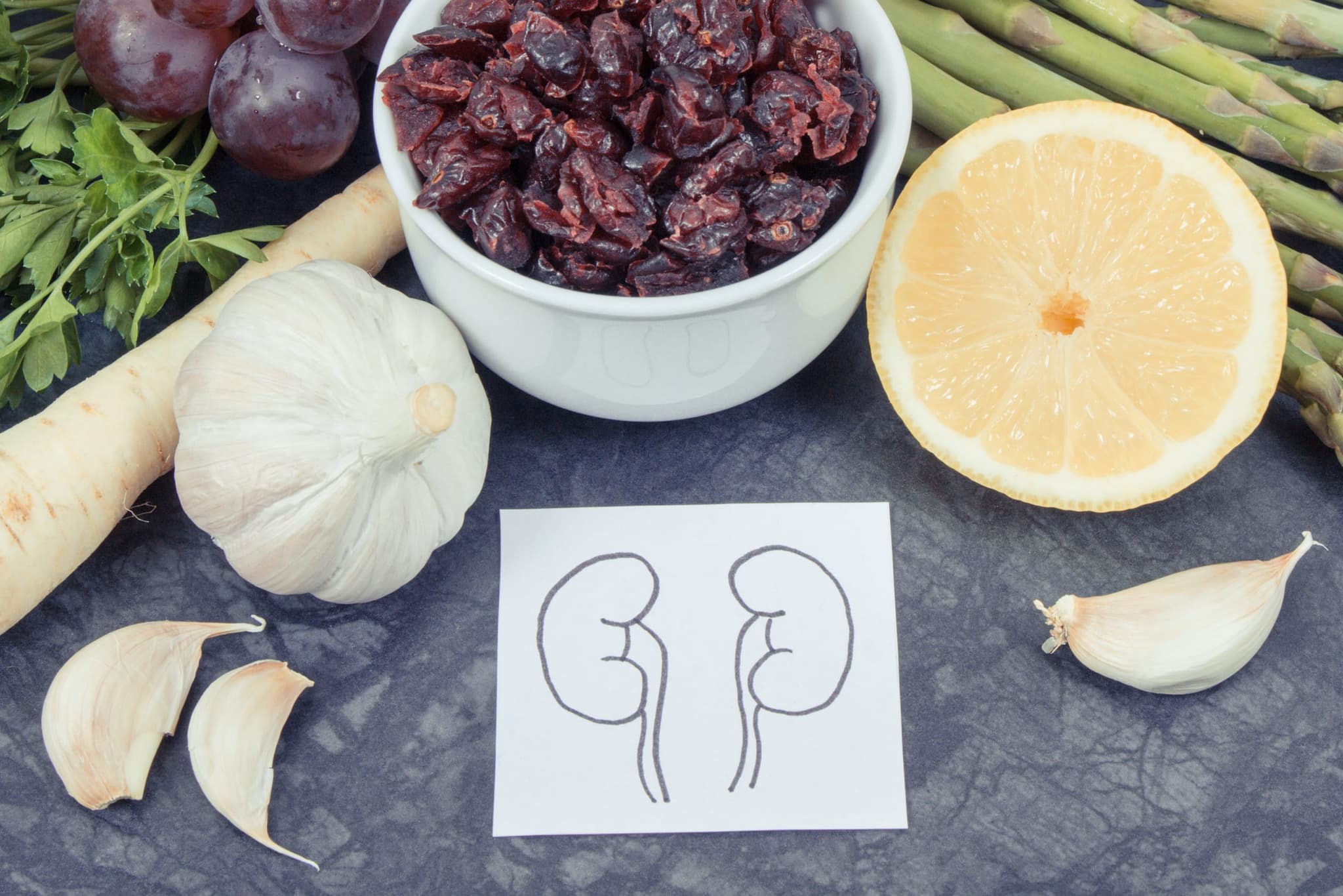 A plate of kidney-friendly foods including fresh vegetables and lean protein