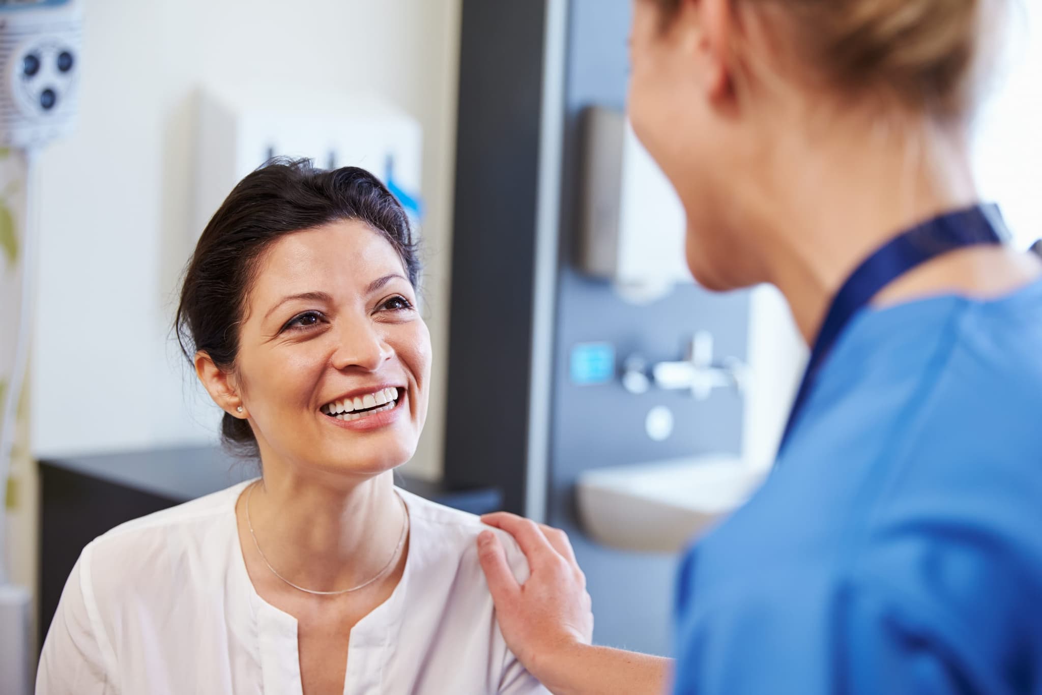 A California Renal Care nurse smiling warmly during a patient visit